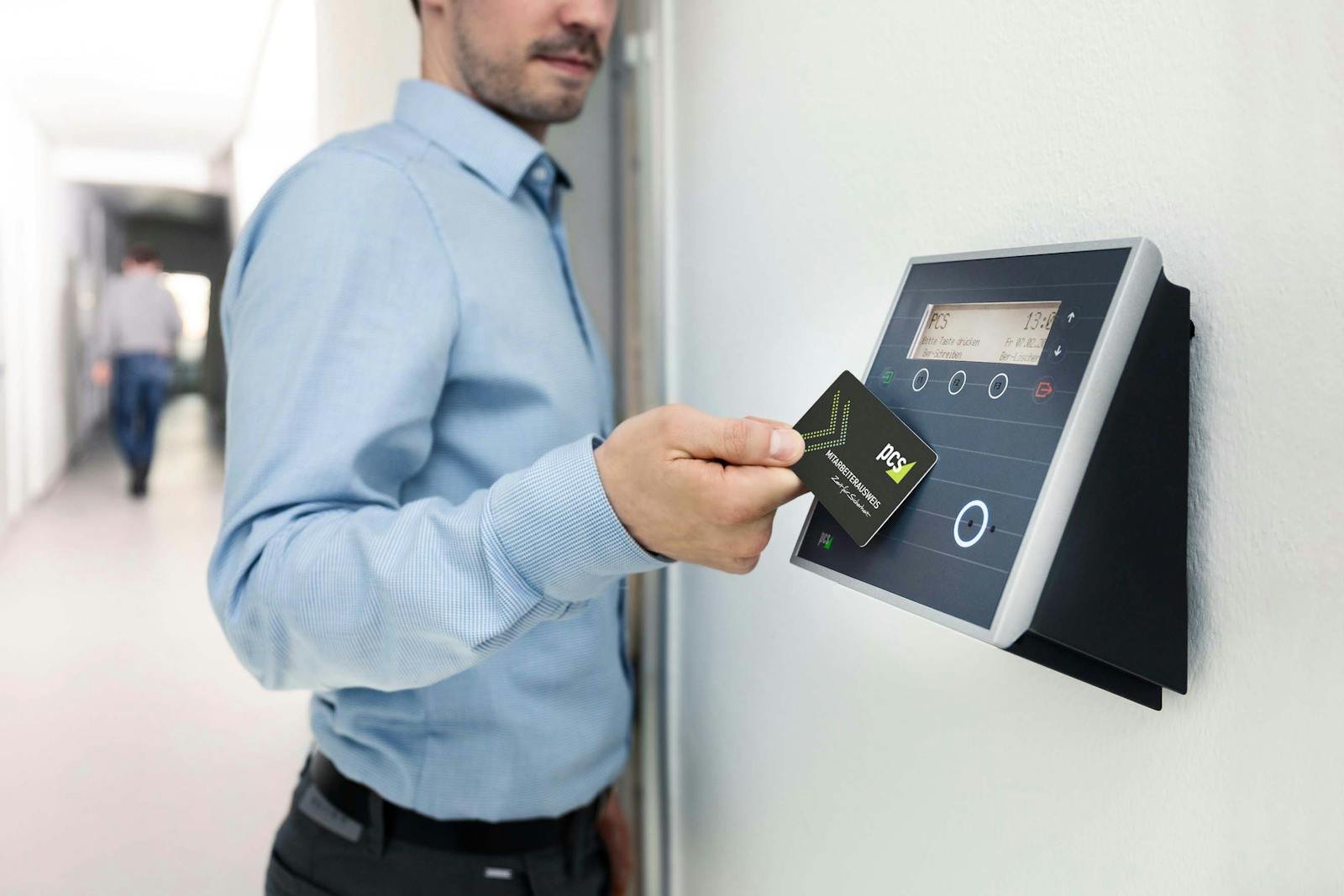 Empresario usando lector RFID para acceder a oficina