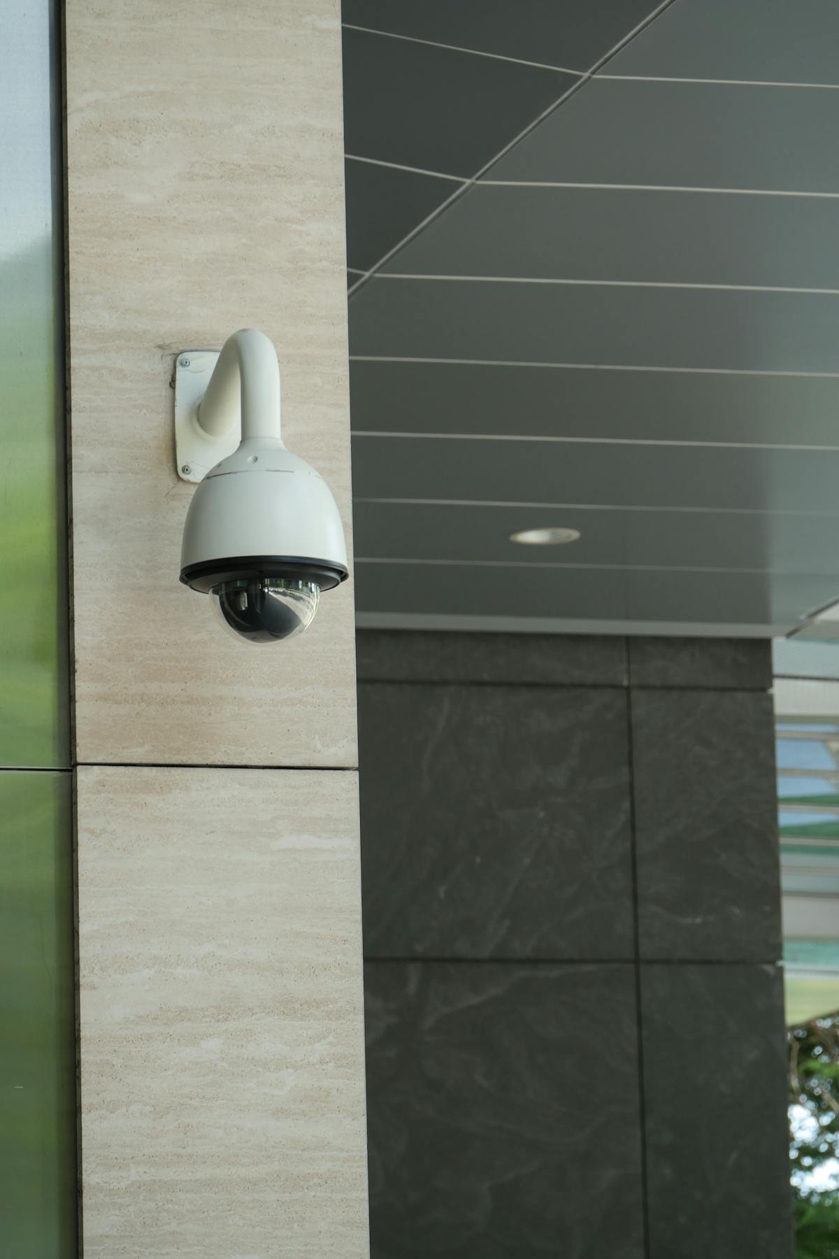 Cámara de seguridad profesional CCTV montada en edificio moderno