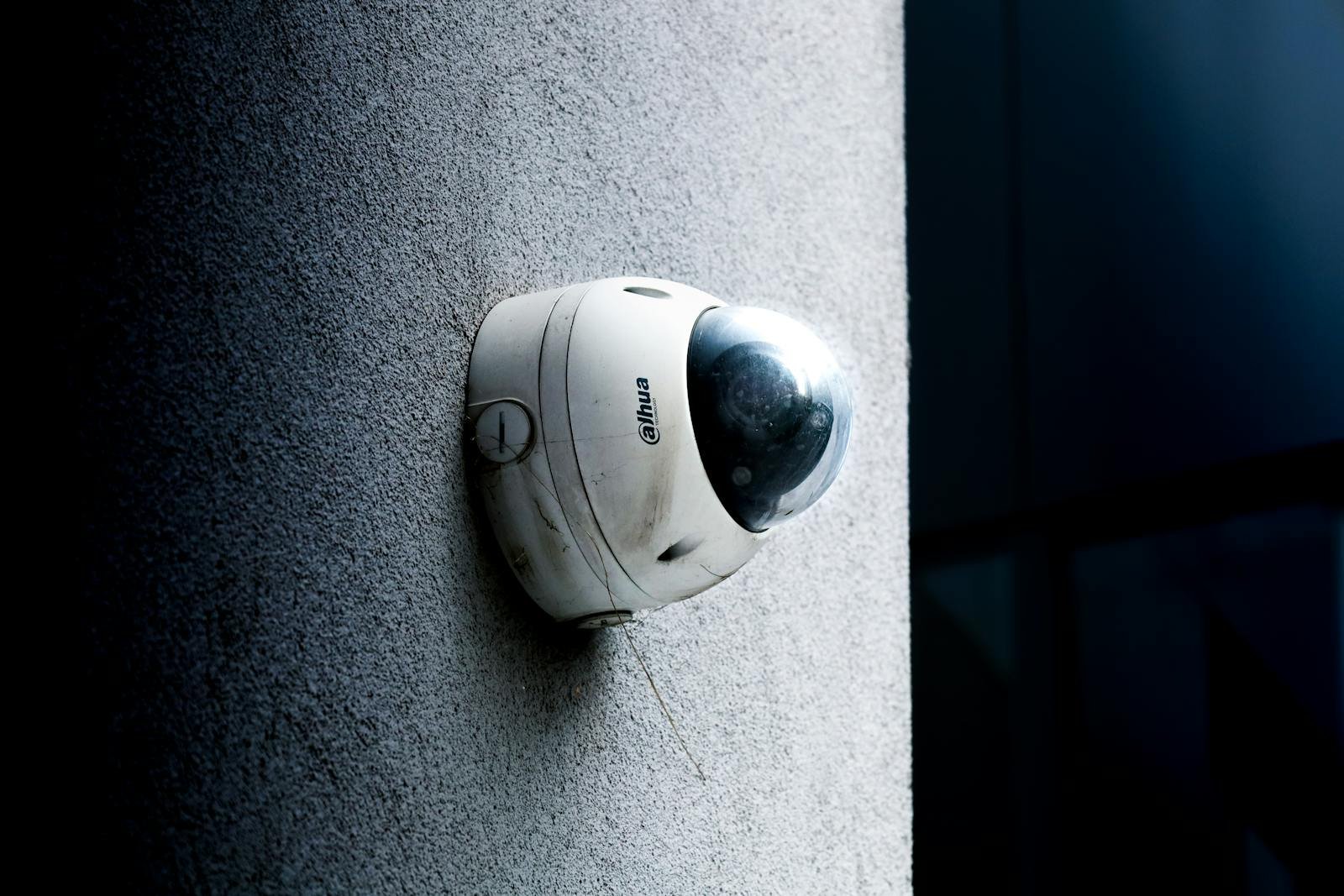 Cámara de seguridad domo de exterior instalada en muro