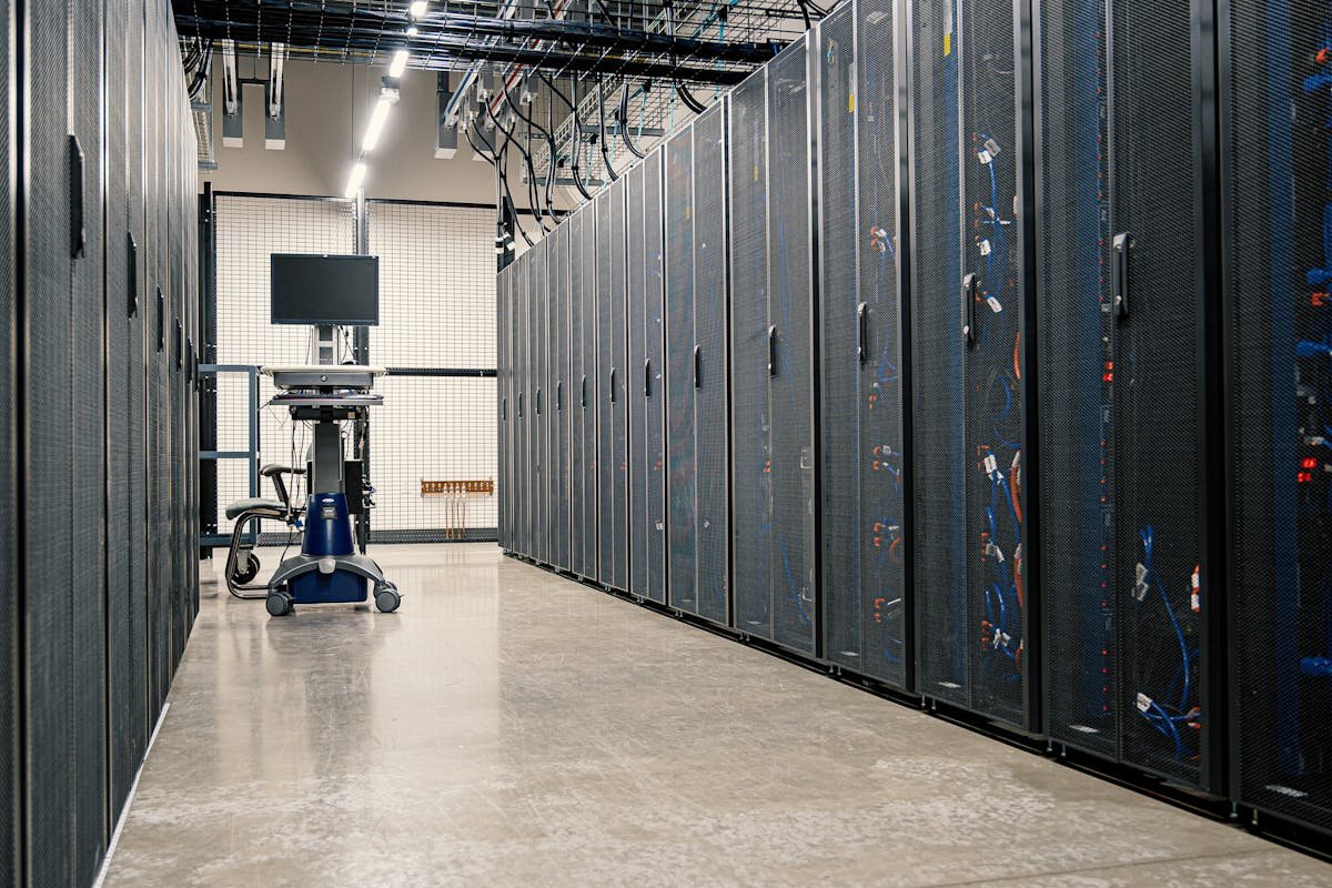 Sala de servidores empresarial con rack metálico y cableado organizado