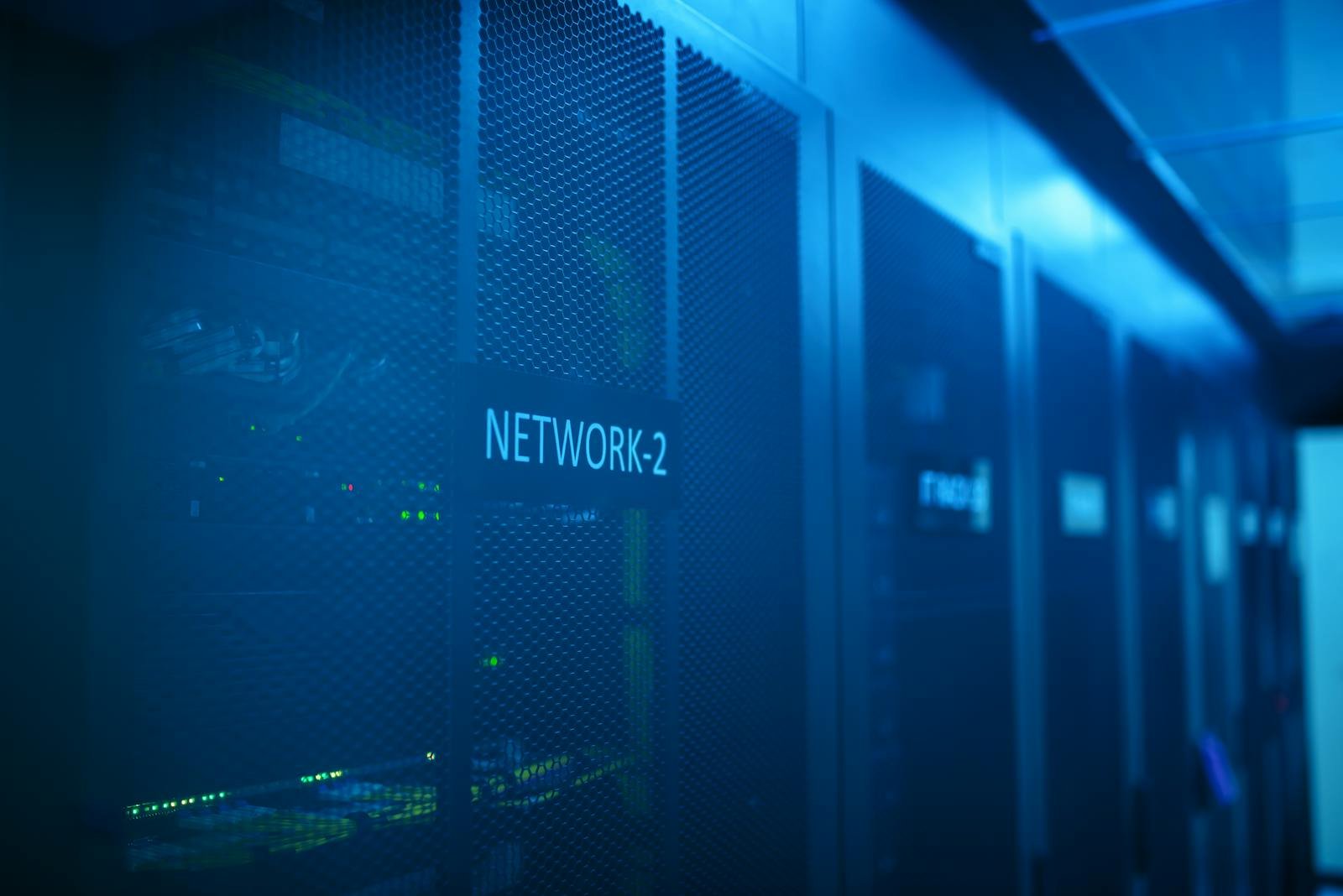 Rack de servidores con iluminación azul en sala técnica